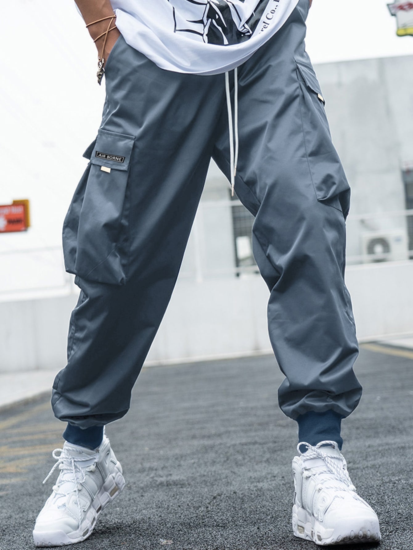 Men Letter Graphic Flap Pocket Drawstring Waist Cargo Pants