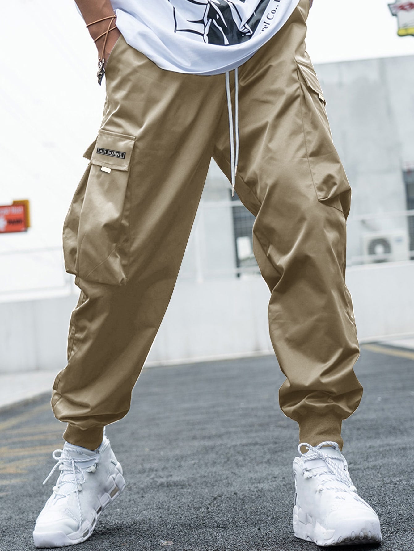 Men Letter Graphic Flap Pocket Drawstring Waist Cargo Pants