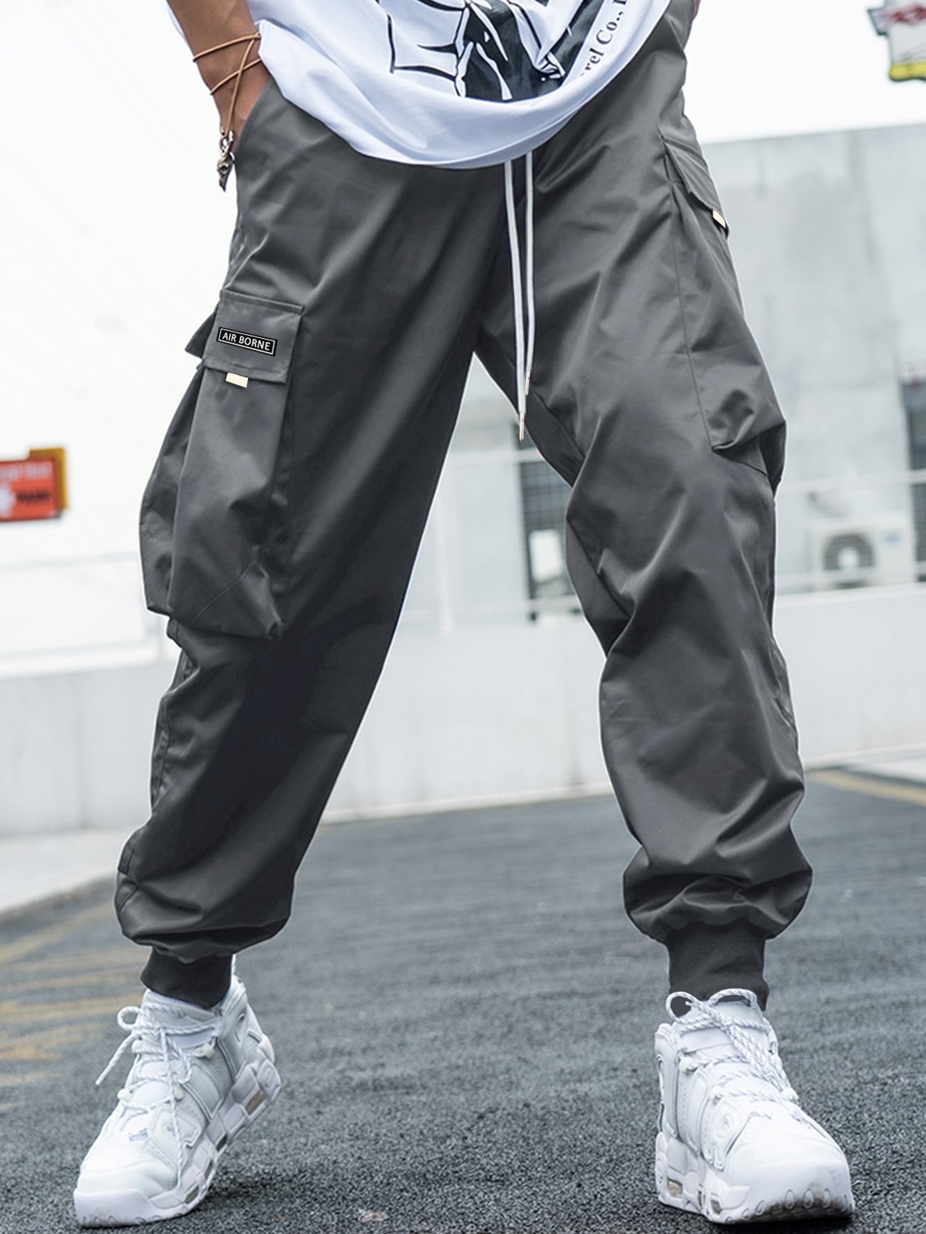 Men Letter Graphic Flap Pocket Drawstring Waist Cargo Pants