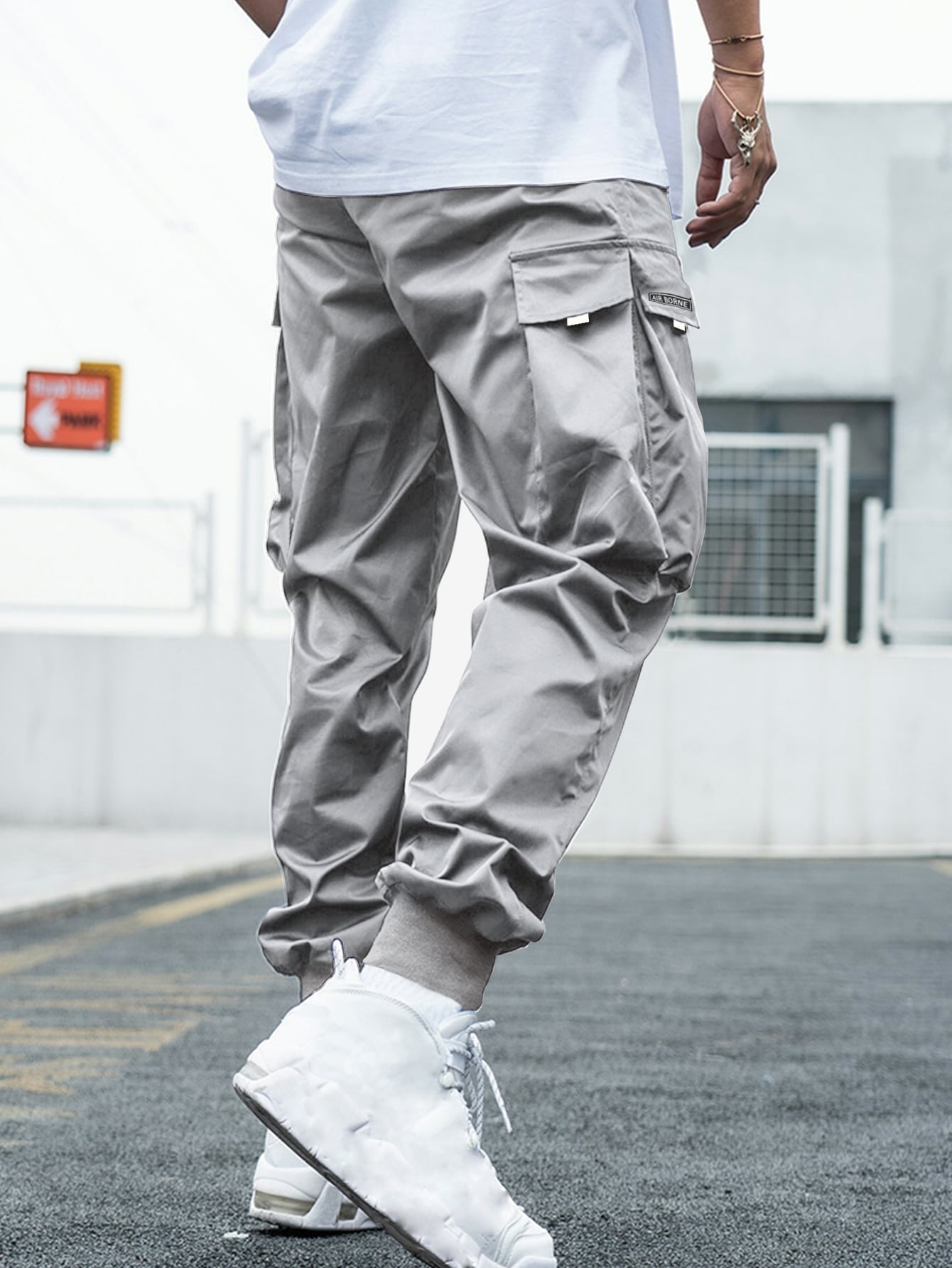 Men Letter Graphic Flap Pocket Drawstring Waist Cargo Pants