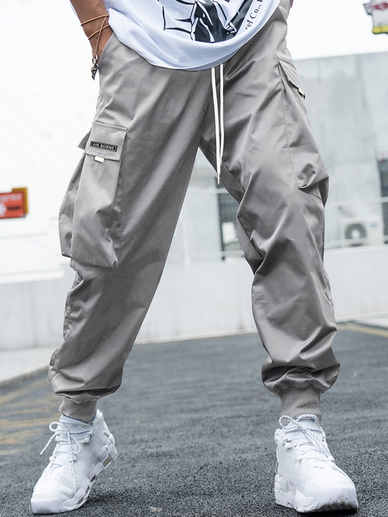 Men Letter Graphic Flap Pocket Drawstring Waist Cargo Pants